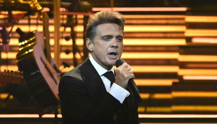 Luis Miguel tose con frecuencia y le cuesta cantar: dicen que su concierto en Chile parecía un karaoke