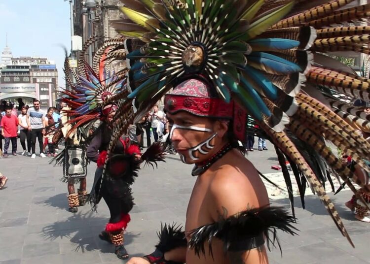 Danzantes aztecas demandan al Gobierno de EE.UU. por confiscar las plumas de sus trajes típicos
