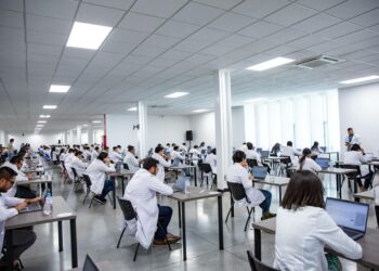 1,300 médicos, incluyendo hondureños y mexicanos, realizan hoy examen para aspirar a residentes en El Salvador