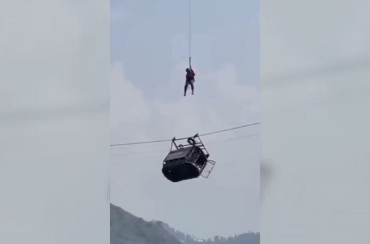 Pakistán: Seis niños y dos adultos quedan atrapados en un teleférico a más de 300 metros de altura
