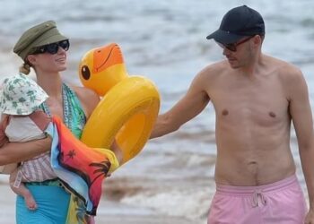 Duras críticas a Paris Hilton por sus vacaciones en Hawái en medio de los incendios