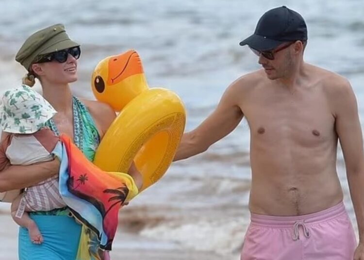 Duras críticas a Paris Hilton por sus vacaciones en Hawái en medio de los incendios