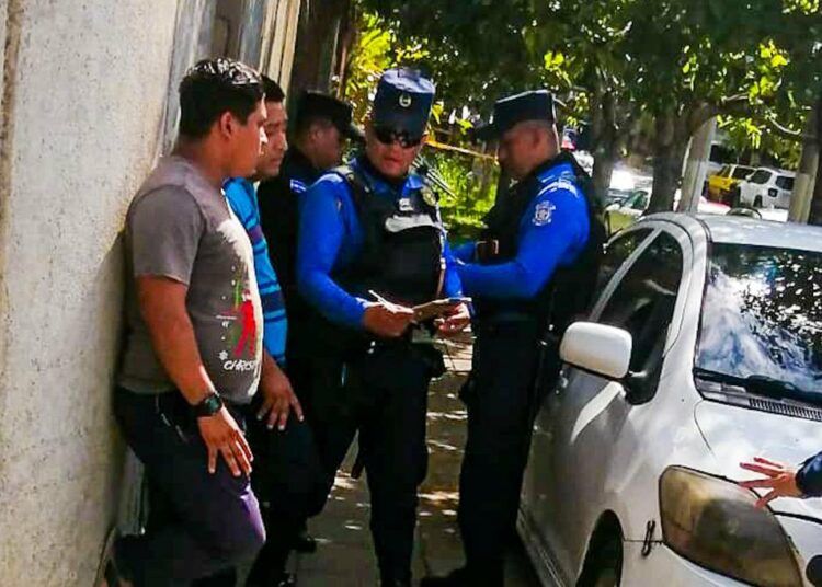 Denuncian a personas que cobran hasta $5 por cuidar los carros en calles aledañas al Campo de la Feria