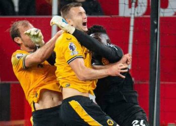 Castigan a árbitros por no pitar penal en contra del Manchester United