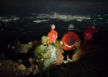 Recuperan el cuerpo sin vida de una persona que recibió la descarga de un rayo, en volcán Chaparrastique