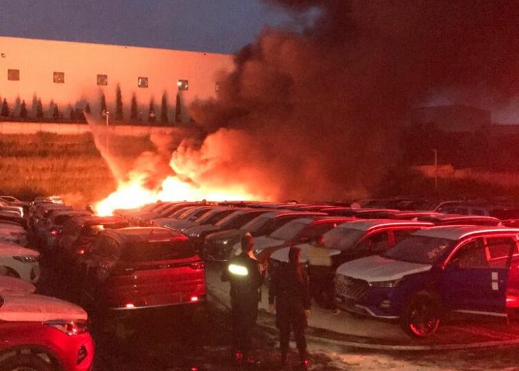 Rayo causa incendio en al menos 30 vehículos que se encontraban en la empresa RANSA, en Apopa