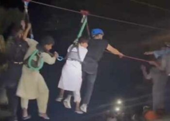 Rescataron a seis niños y dos adultos de una aerosilla que quedó colgada a más de 300 metros en Pakistán