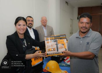Gobierno certifica a salvadoreños retornados en electricidad, construcción y otros oficios con gran demanda