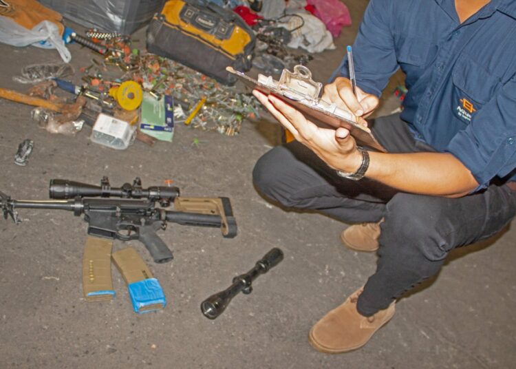 Aduanas detecta rifle y municiones en caja de encomiendas 