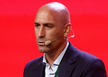 El presidente de la Federación Española de Fútbol, Luis Rubiales intentó sin éxito que Jenni Hermoso lo defendiera en un comunicado conjunto de disculpas