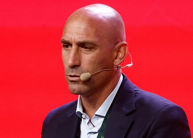 El presidente de la Federación Española de Fútbol, Luis Rubiales intentó sin éxito que Jenni Hermoso lo defendiera en un comunicado conjunto de disculpas