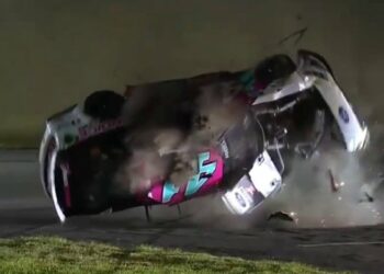 (VIDEO) Nascar: un auto volcó, dio una docena de giros en el aire y el piloto salió ileso