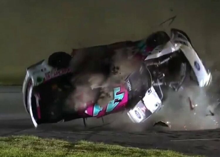 (VIDEO) Nascar: un auto volcó, dio una docena de giros en el aire y el piloto salió ileso