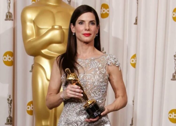 Sandra Bullock está a nada de perder su Oscar después que revelaran que “Un sueño posible” fue una mentira