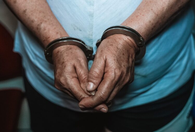 Capturan a adulta mayor que atropelló y mató a un perrito