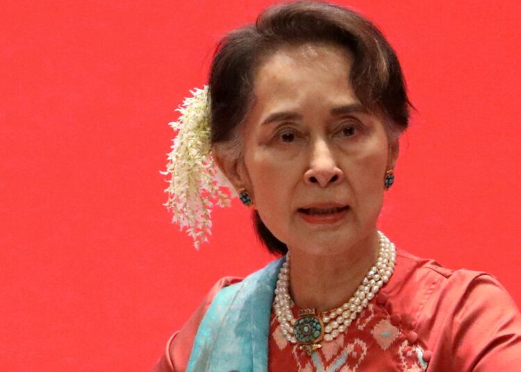El gobierno militar de Myanmar redujo las condenas de Aung San Suu Kyi pero aún debe cumplir 27 años en prisión