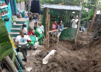 Rescatan ileso a un hombre que quedó soterrando cuando hacía trabajos de albañilería en San Salvador