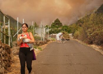 7.600 evacuados tras imparable avance de incendio en Tenerife, España