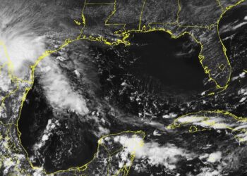 La tormenta tropical Harold toca tierra en Padre Island, Texas