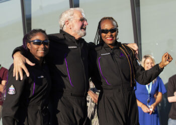 Primeros turistas de Virgin Galactic visitan el espacio