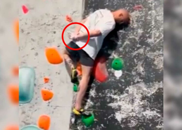 (VIDEO) Un alpinista trepa un muro de escalada sin usar las manos
