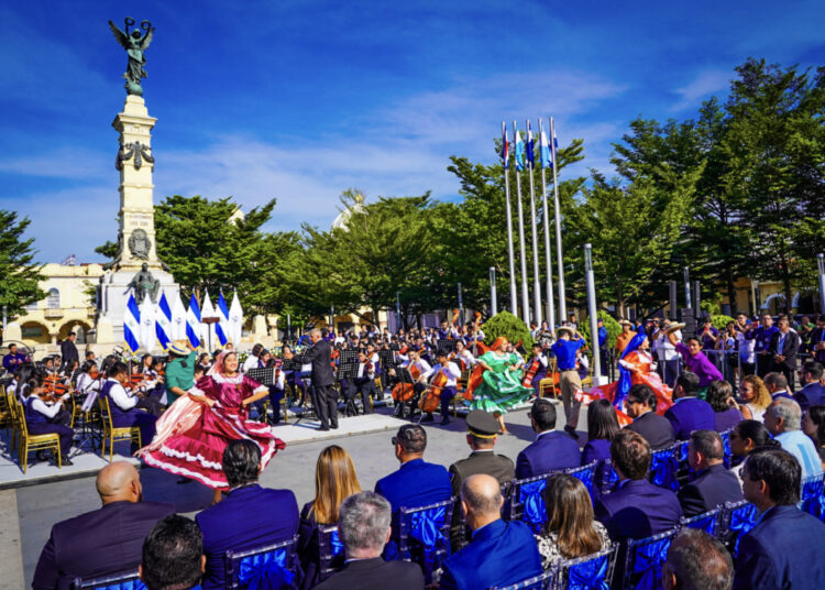 Inauguran el mes de la independencia en la Plaza Libertad, San Salvador