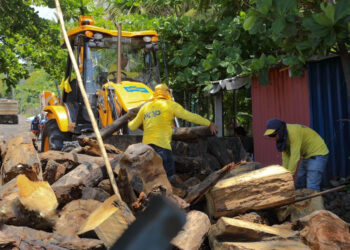 Instituciones brindan atención a familias afectadas por fuerte oleaje en La Libertad