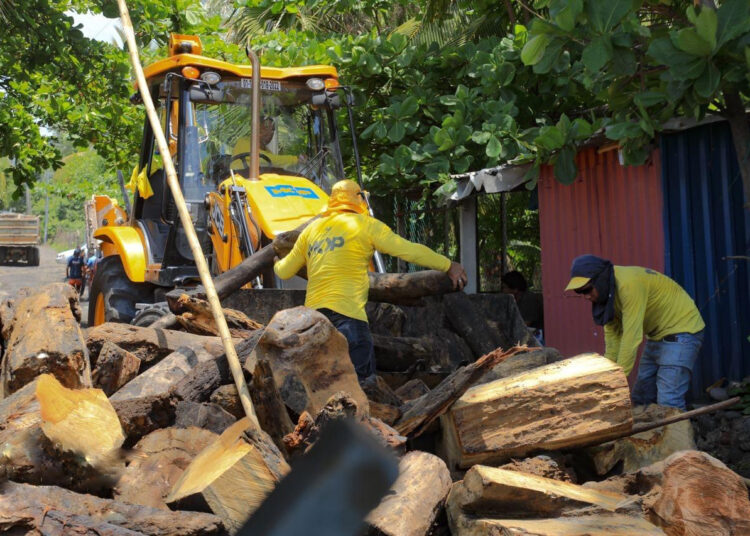 Instituciones brindan atención a familias afectadas por fuerte oleaje en La Libertad