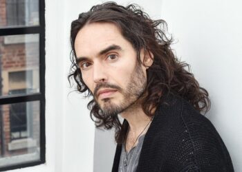 Russell Brand pide dinero a sus fans para defenderse de las denuncias por agresión sexual