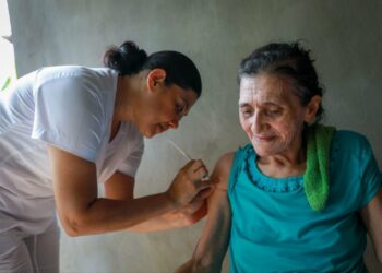 Fortalecen esquema de vacunación para los adultos mayores