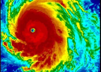 Lee se convirtió en un devastador huracán de categoría 5 mientras se acerca al este del Caribe