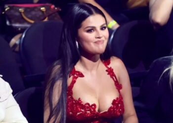 Selena Gomez se vuelve viral por sus muecas en los MTV VMA