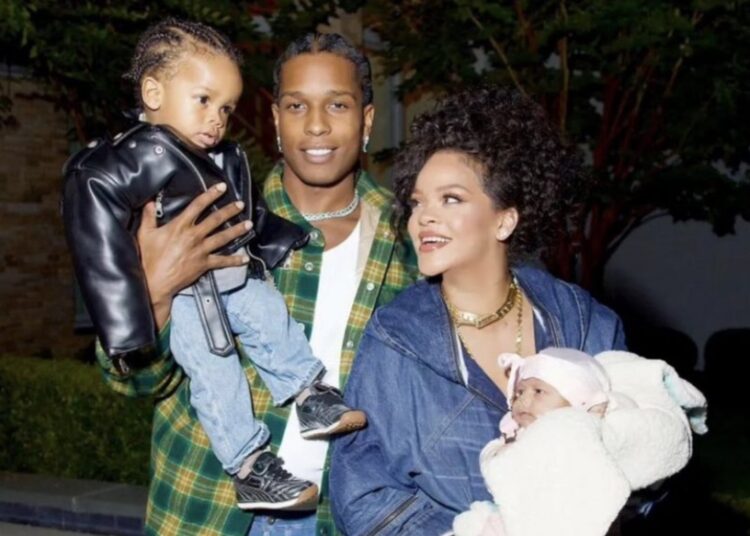 Rihanna volvió a ser madre y compartió las primeras fotos de su bebé