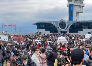 Más de 100.000 armenios abandonaron Nagorno Karabaj ante la ofensiva militar de Azerbaiyán