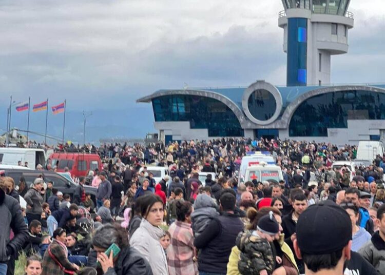 Más de 100.000 armenios abandonaron Nagorno Karabaj ante la ofensiva militar de Azerbaiyán