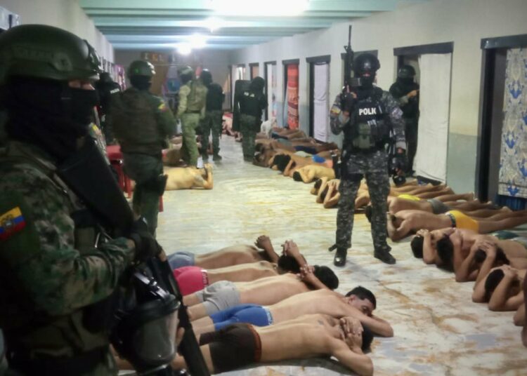 Ecuador: 800 militares y policías intervinieron la Penitenciaría de Guayaquil para desarmar a las organizaciones delictivas