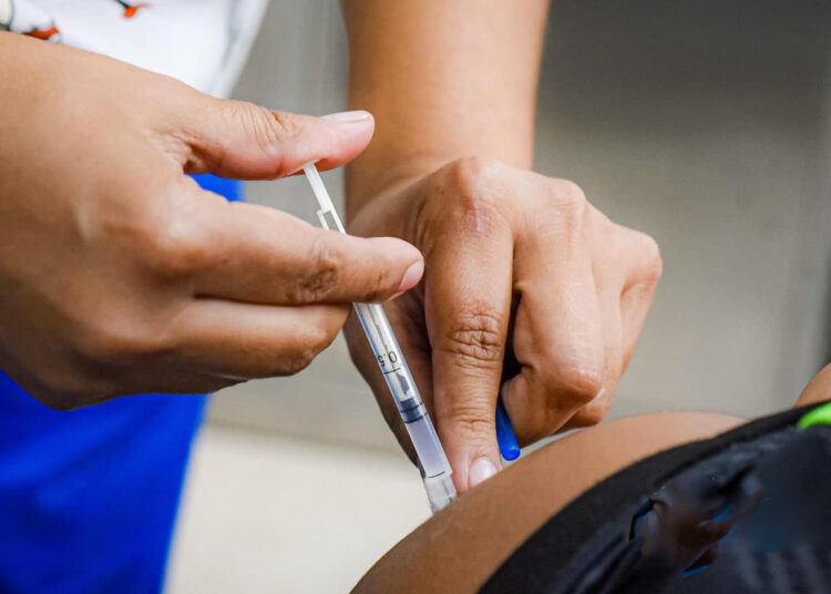 Instan a la población a vacunarse contra la influenza