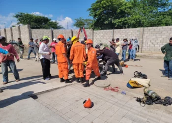 Reportan cuatro fallecidos tras quedar atrapados en tuberías de aguas negras