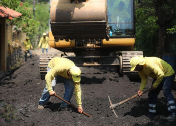 Inician pavimentación de calles internas en El Zonte, La Libertad