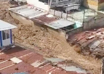 (VIDEOS) Casas destrozadas por el desbordamiento de un río en Guatemala