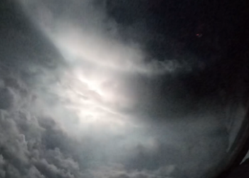 Captan un video desde el ojo de un huracán de categoría 5 lleno de relámpagos en el Atlántico