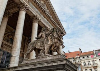 (VIDEO) Turista irlandés borracho rompe famosa estatua en Bélgica