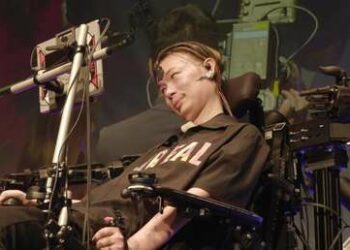 (VIDEO) Un DJ japonés con una enfermedad degenerativa controla la música con el poder del pensamiento