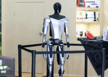 VIDEO: Tesla muestra nuevas funciones de su robot humanoide