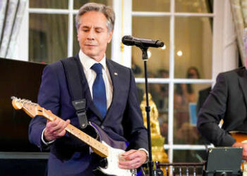 (VIDEO) Blinken exhibe sus dotes musicales en un evento oficial