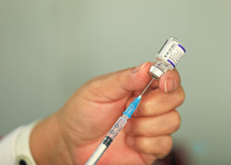 Salud se desplaza por el territorio para aplicar esquema de vacunación a población vulnerable