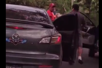 Continúan actos de intolerancia: graban a dos hombres agarrándose a golpes en carretera a Chalchuapa