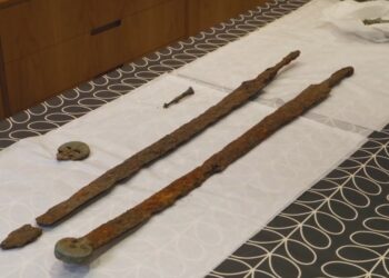 Un aficionado de tesoros británicos encuentra dos antiguas espadas romanas