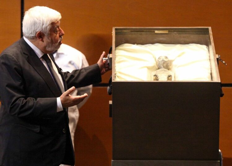 México es motivo de memes y burlas por la presentación de aliens de Jaime Maussan en el Congreso