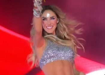 (VIDEO) Fan golpea a Anahí en el rostro tras aventar objeto al escenario en concierto de RBD